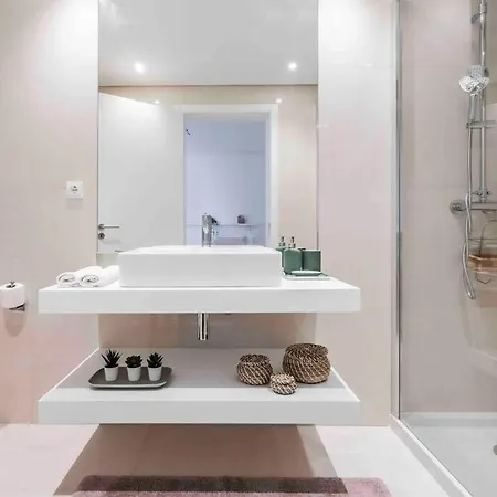 New & Bright 2bed Ensuite, With Pool 5 Min From Marina